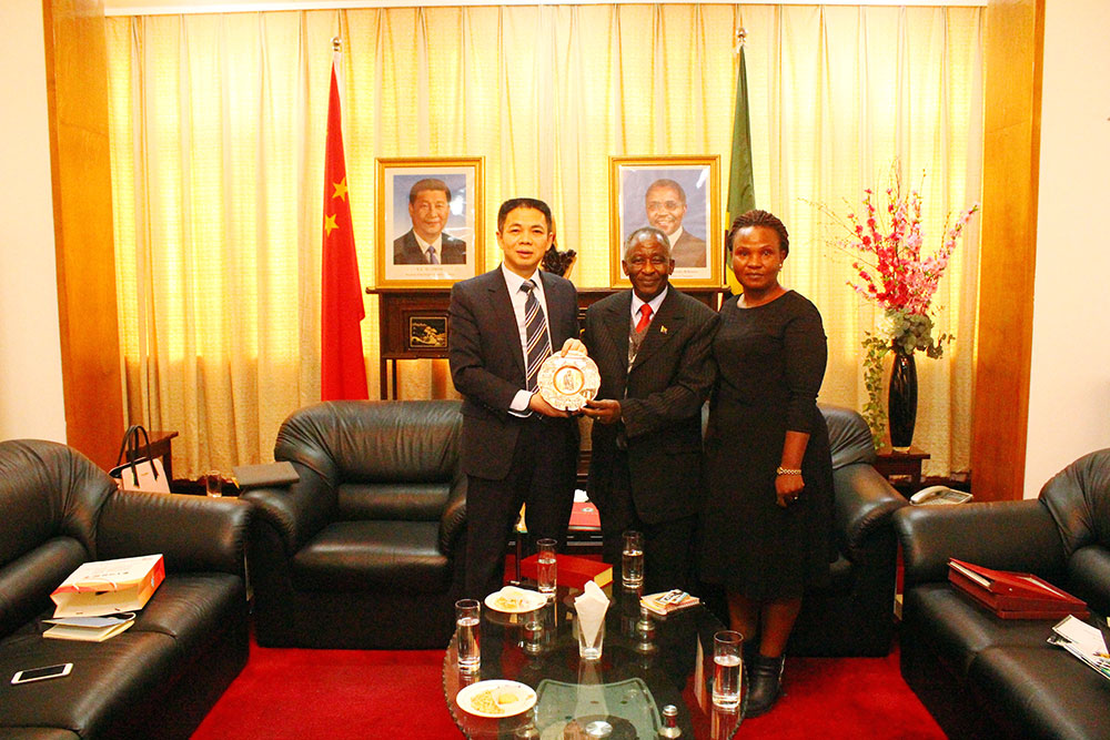 Chairman Qin Changling and Tanzanian Ambassador to China Mr. Simbo and Minister Counselor Ms. Masuka 